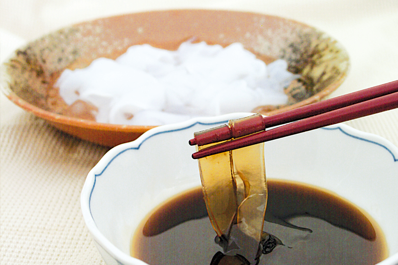 大隅半島産の天然葛粉を使った、葛きり本来の食感とツルリとしたのどごしをお楽しみいただける昔ながらの葛きりです。